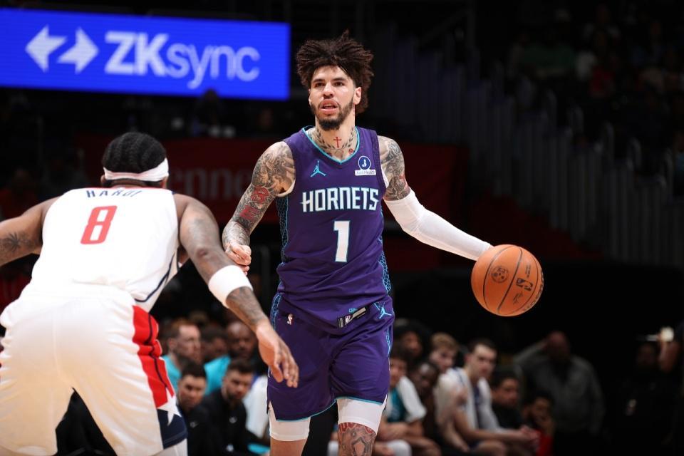 开云官网-三球三节37+8+7+10三分生涯新高 黄蜂大胜奇才近14战11胜